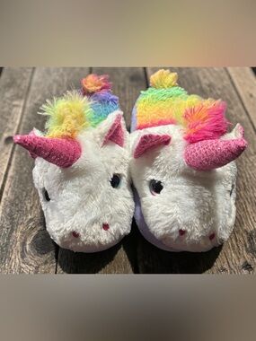 Wonder Nation Girls size 4-5 Plush Rainbow Unicorn Slippers - White & Rainbow